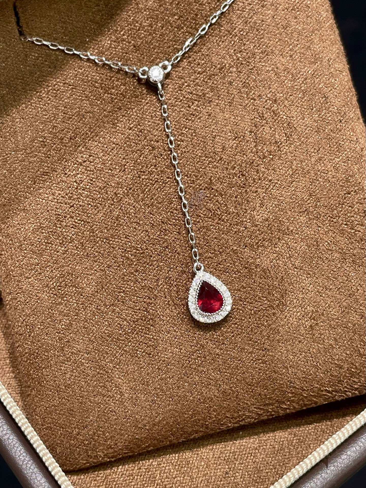 18K天然无烧红宝石套链主石：0.53ct  钻石：0.104ct重：2.13g