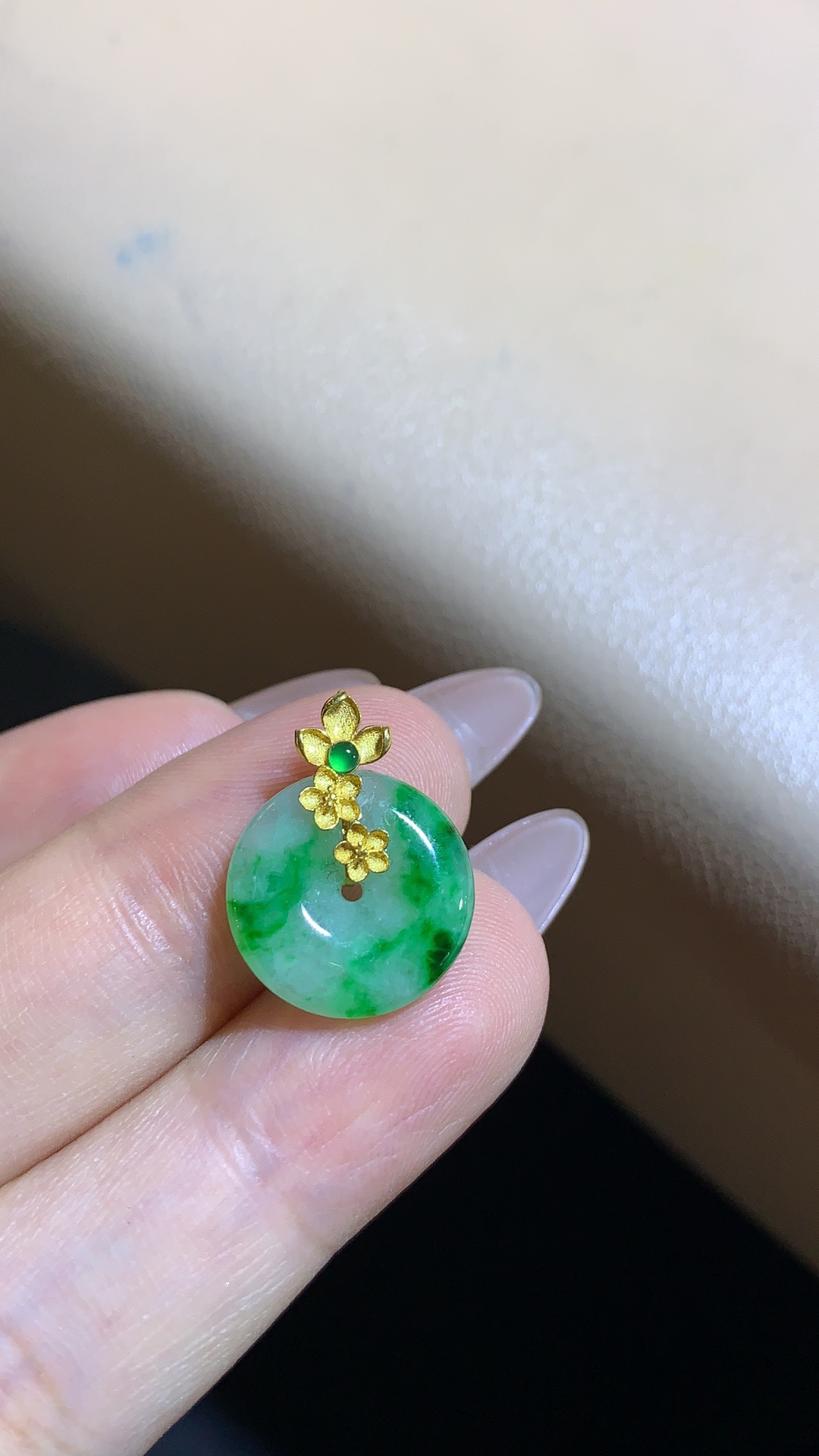 18k金扣镶天然缅料翡翠飘绿花小小平安扣，裸石尺寸15.1-3.7mm