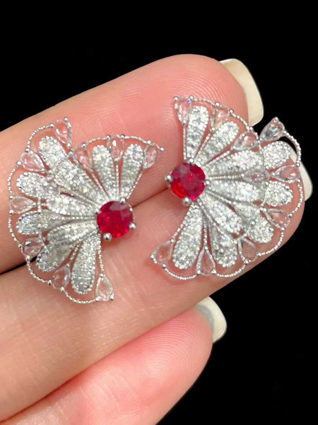 18K金钻石蓝宝群镶0.5克拉鸽血红红宝石耳环色彩明亮