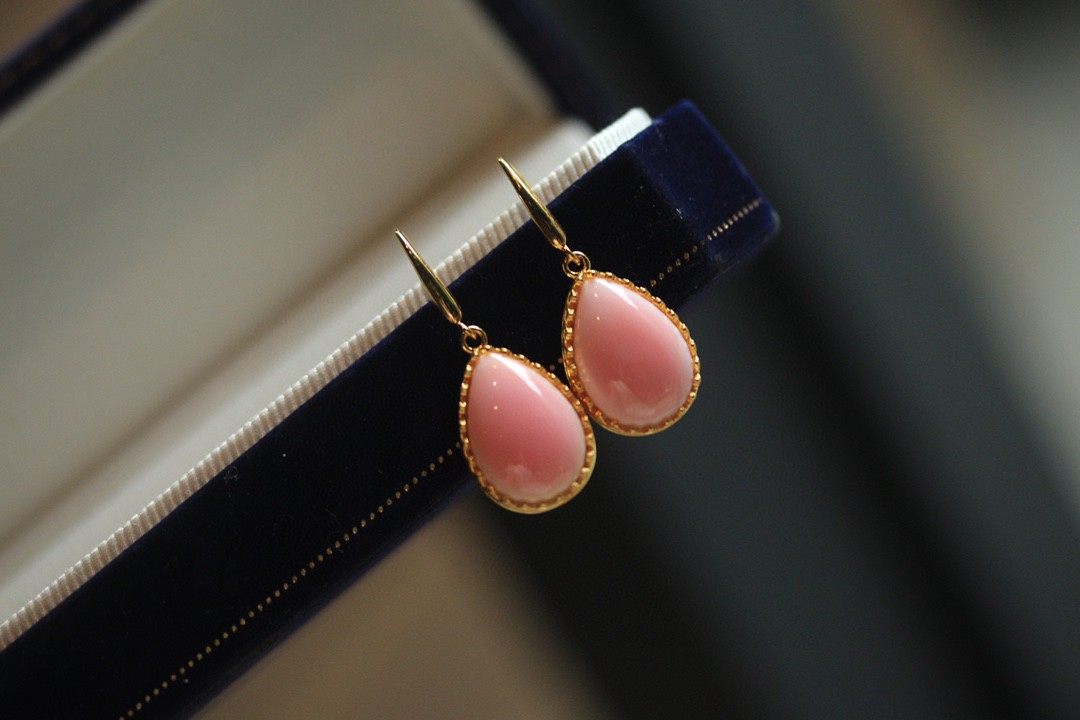 天然女皇贝水滴耳环、纯银镀金镶嵌、整体尺寸：12x25m附权威证书