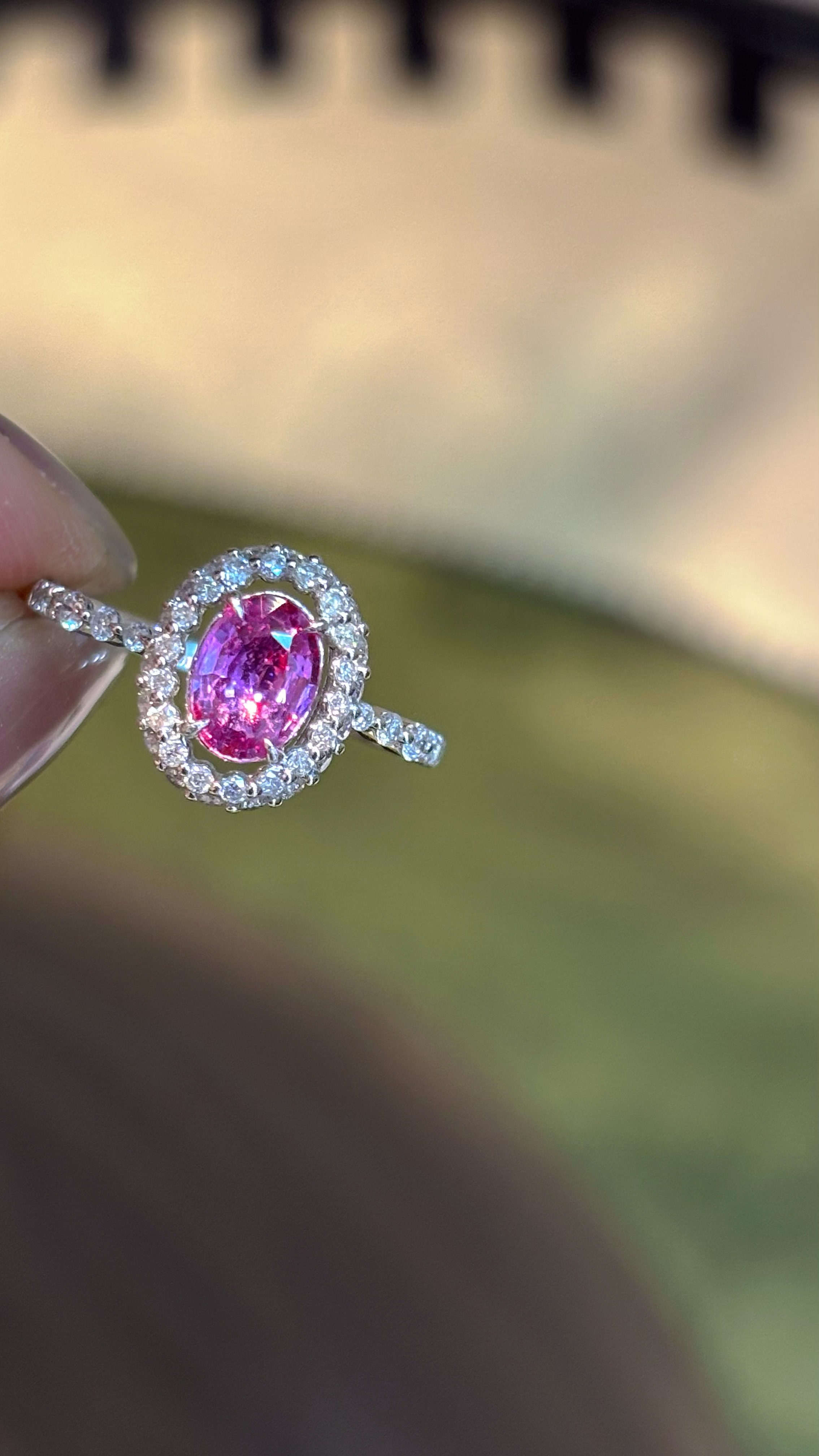 pt950铂金钻石满钻镶嵌粉蓝宝戒指，主石85分玻璃体，附国际证书