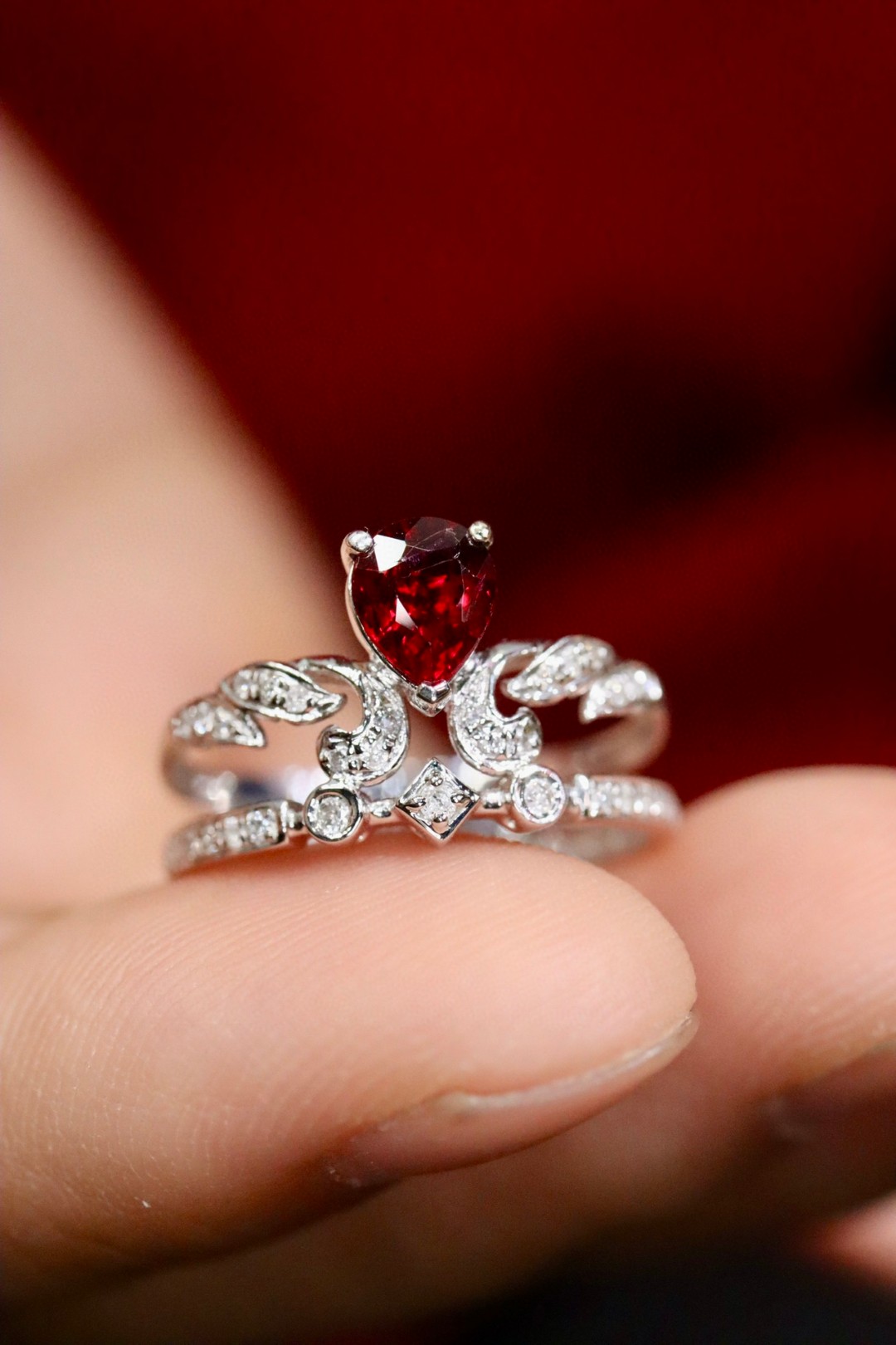 18K无烧红宝戒指金重2.94g主石0.69ct钻石0.15ct,附权威证书