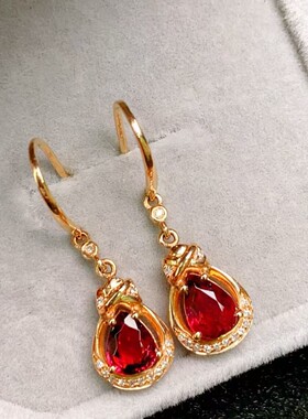 18k金配钻石镶红碧玺耳钩总重2.34g，主石1.05ct钻石：0.096/28p