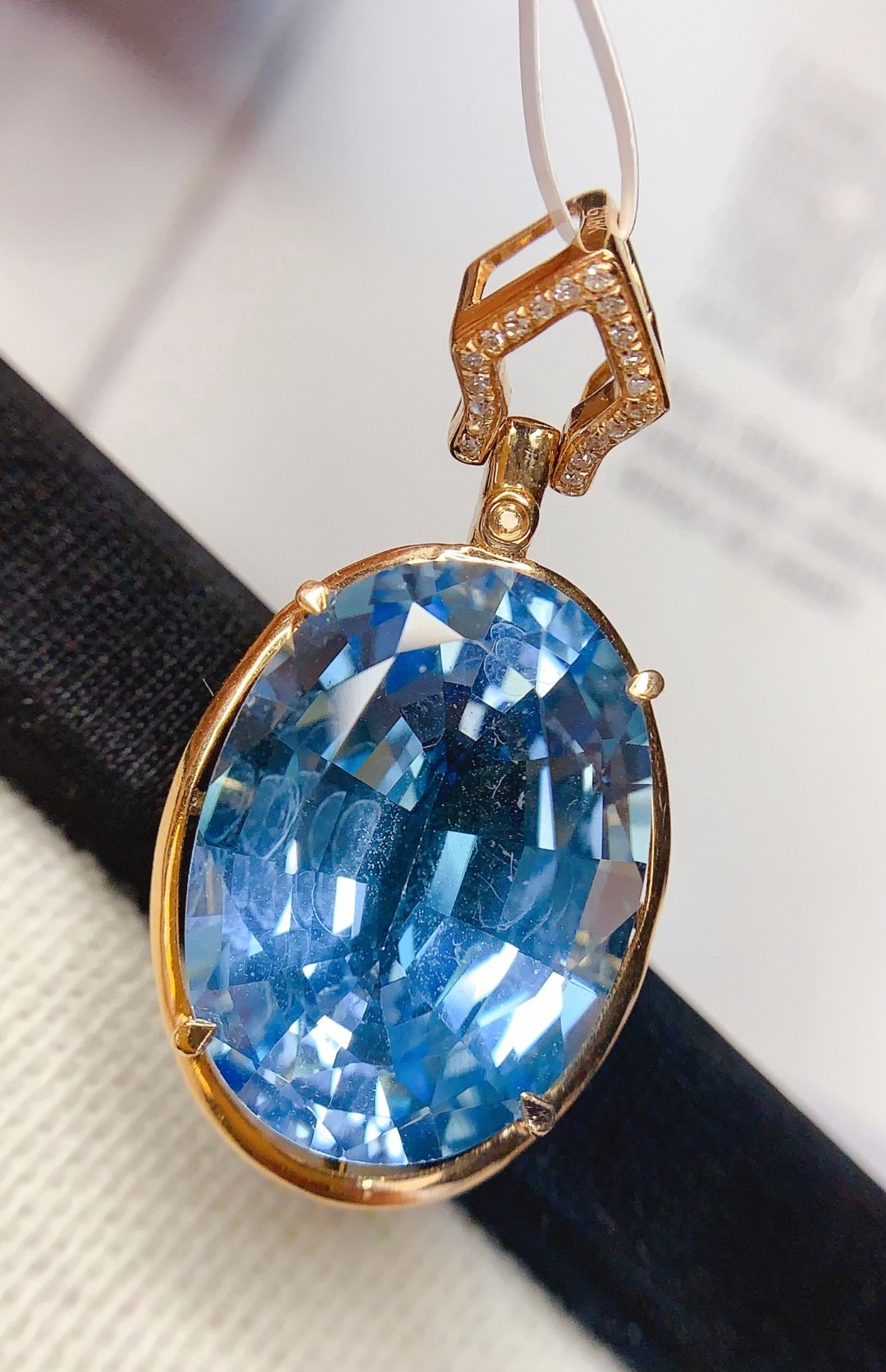 18k天然托帕石吊坠   总重：5.67克 主石：19.15克拉 钻石：20颗