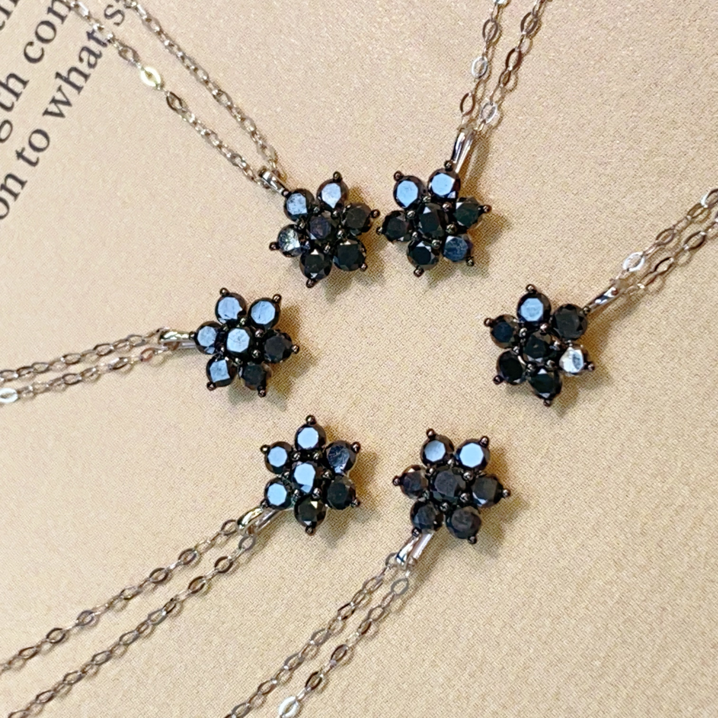 PT950铂金镶32分黑钻花朵项链，钻石0.32ct，约40+2cm/6.5mm