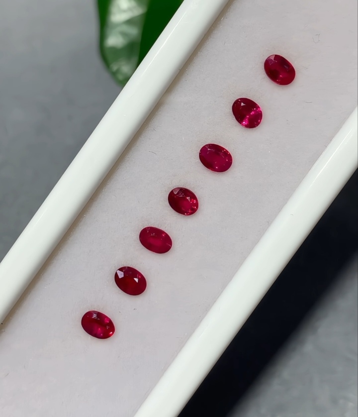 红宝石1.53ct，火彩闪，轻微包体