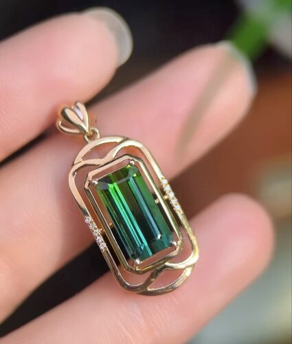 18K金镶天然碧玺吊坠，总重: 1.61g  主石: 2.65ct  钻石: 10p