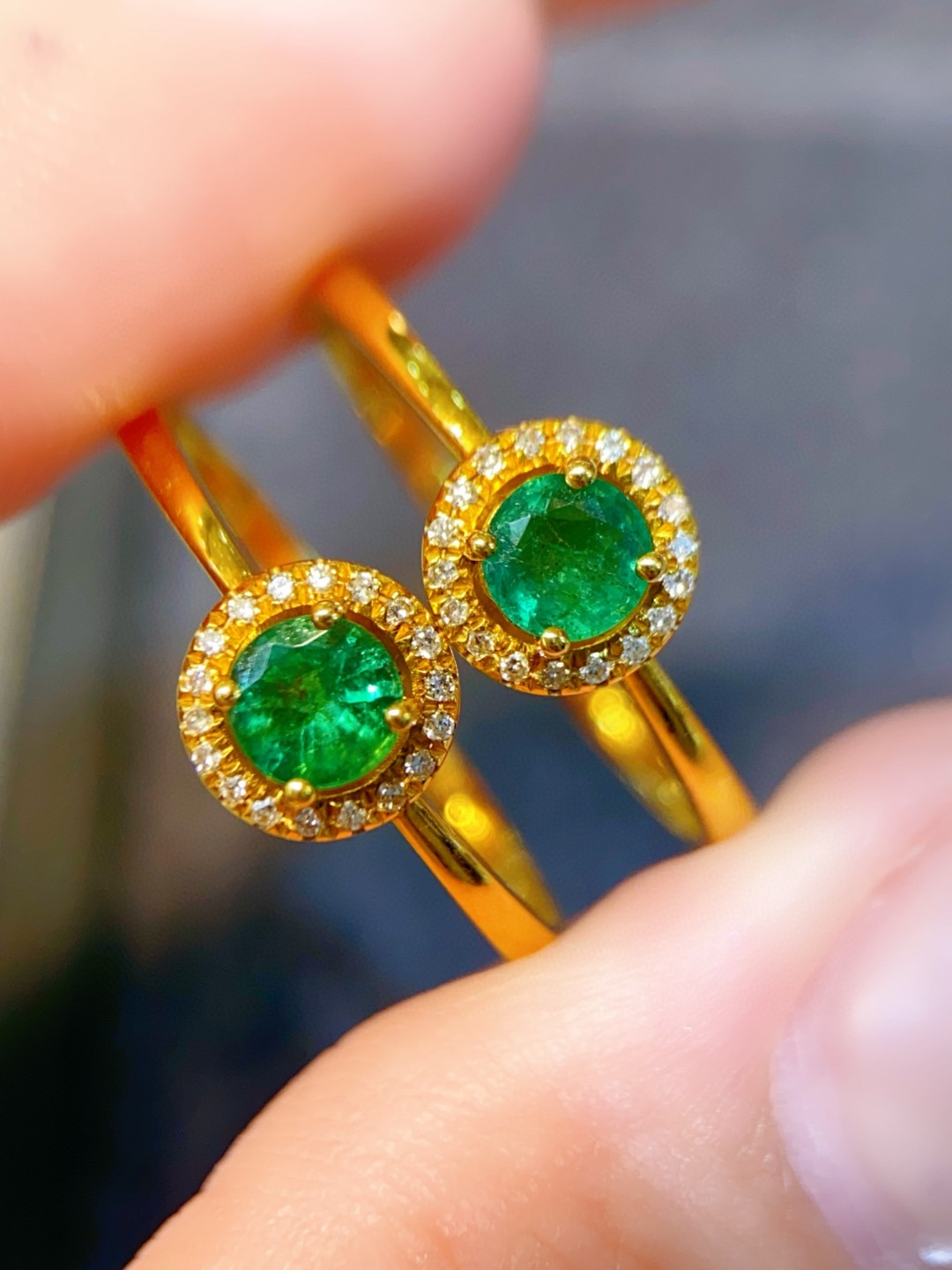 18K金伴钻镶嵌天然祖母绿戒指主石约0.4ct  总重约1.09g 钻石18p