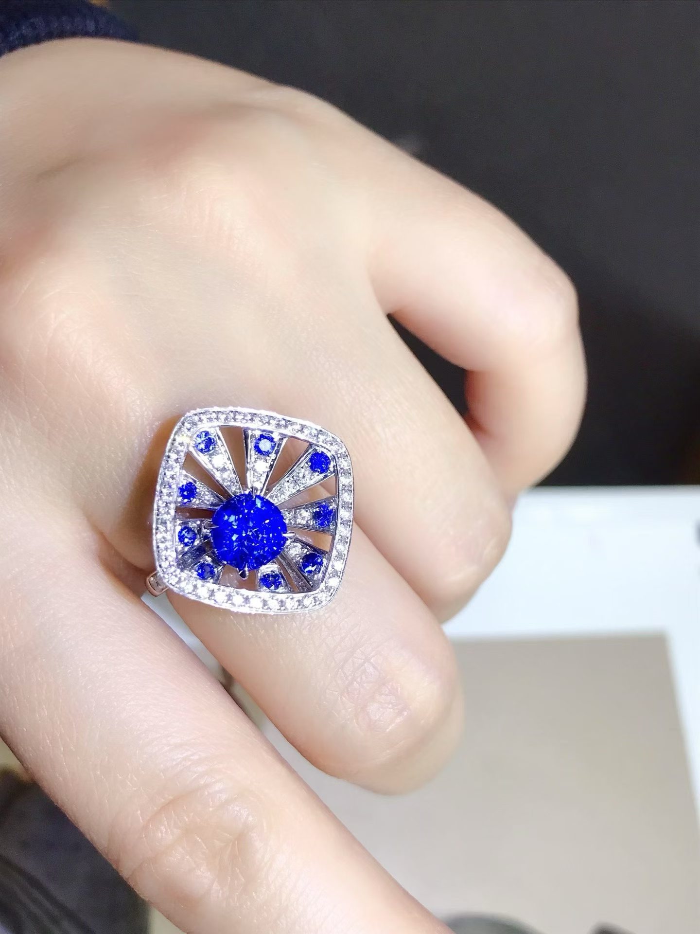 皇家蓝戒指蓝宝石1.52ct18k金重4.92克钻石0.62ct，配石蓝宝0.3ct