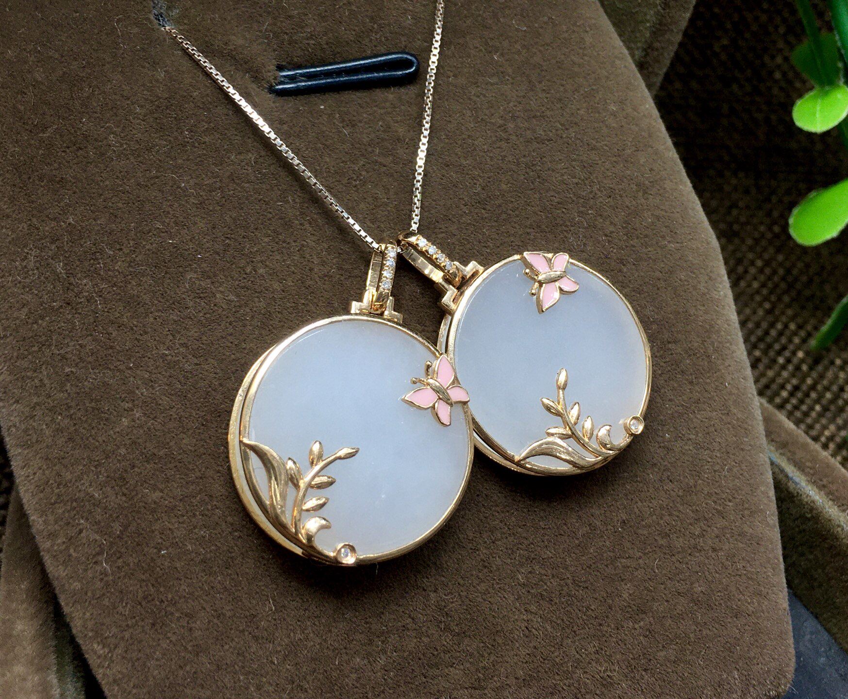 18K玫瑰金伴钻镶嵌白玉吊坠 青海老料  玉面尺寸：18mm圆牌