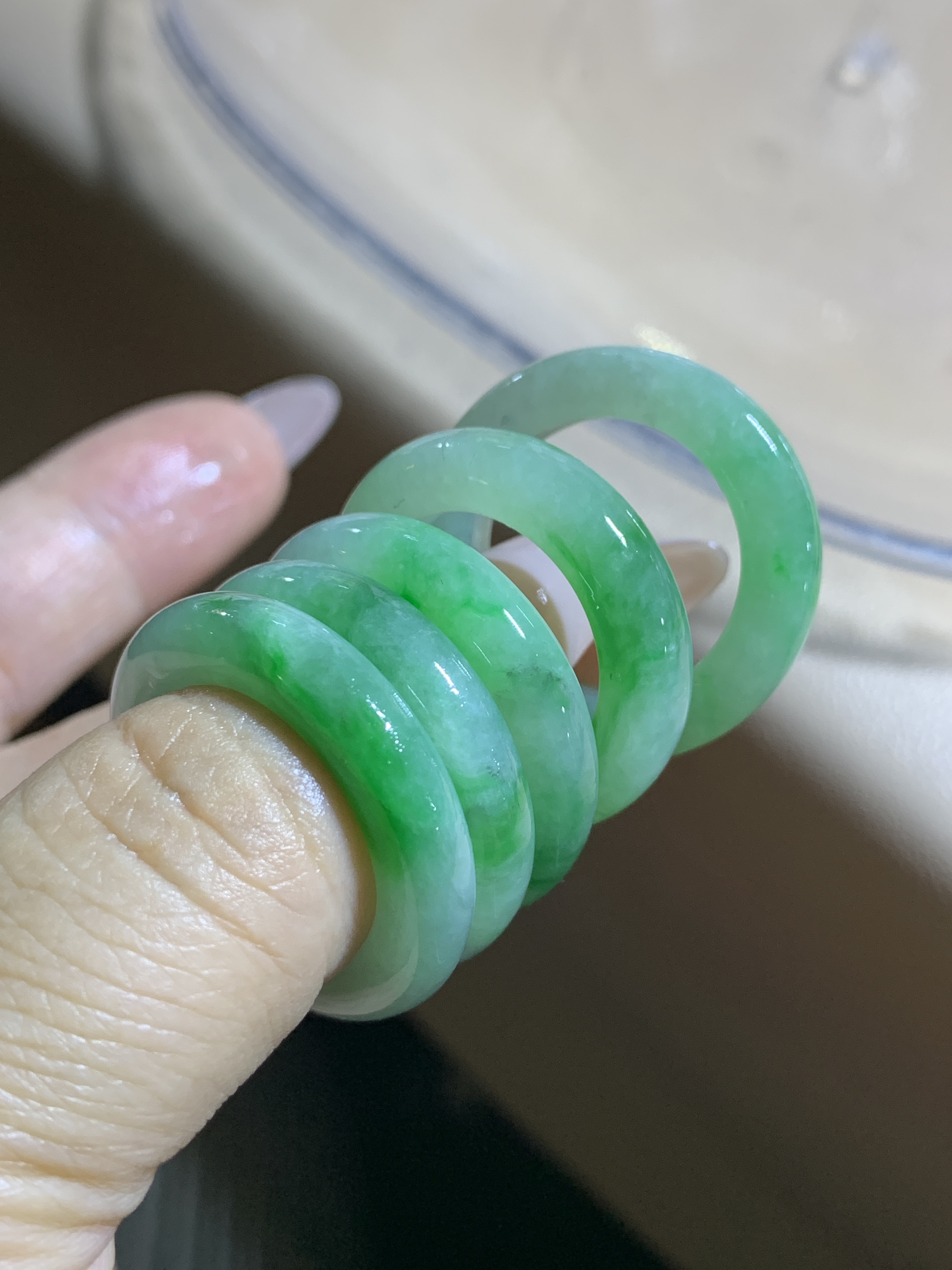 天然缅料翡翠飘阳绿戒指，圈口18-19-20号，附权威证书