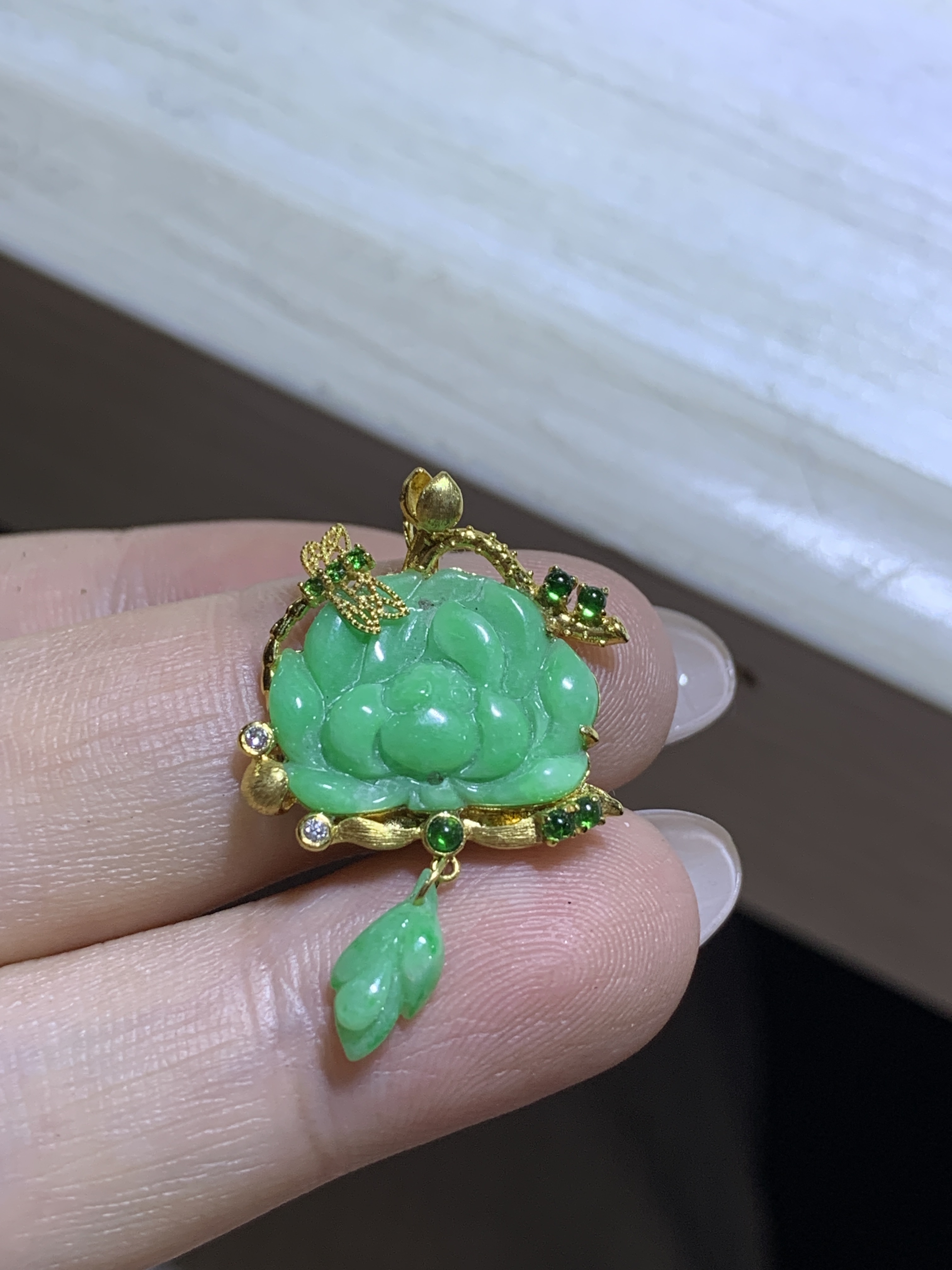 18k金镶嵌缅料果绿莲花设计款吊坠，整体尺寸31-21.8-3.7mm