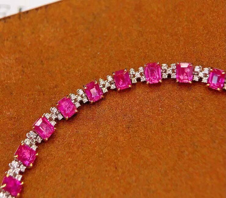 18k天然无烧红宝石手链 总重：8.75克  主石：7.64克拉钻石：95颗