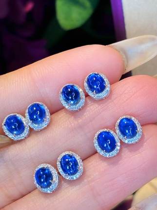 18K金镶天然蓝宝石耳钉，裸石1.3ct每对，重0.97克左右，附证书