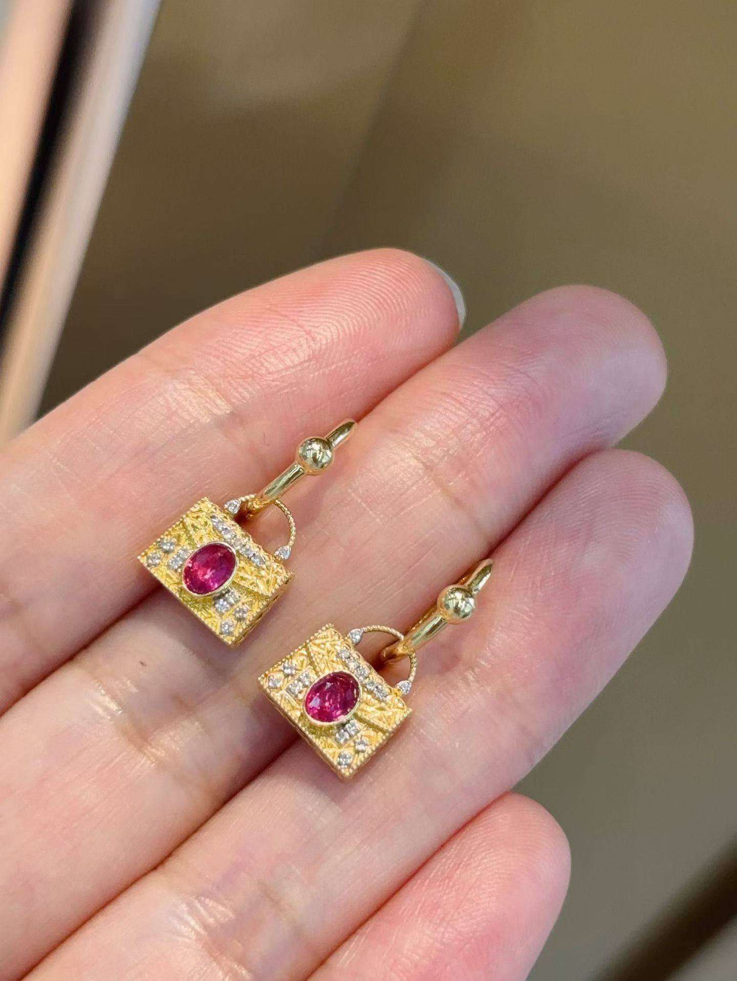 18K无烧红宝石耳钉，主石0.5克拉 重量3.26克，附权威证书,珠宝/钻石/翡翠,耳饰,淘宝优惠券,粉丝福利购,淘宝优惠卷