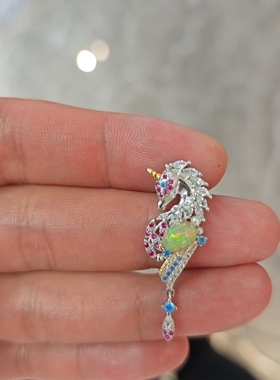 s925银镶天然欧泊吊坠，独角兽造型