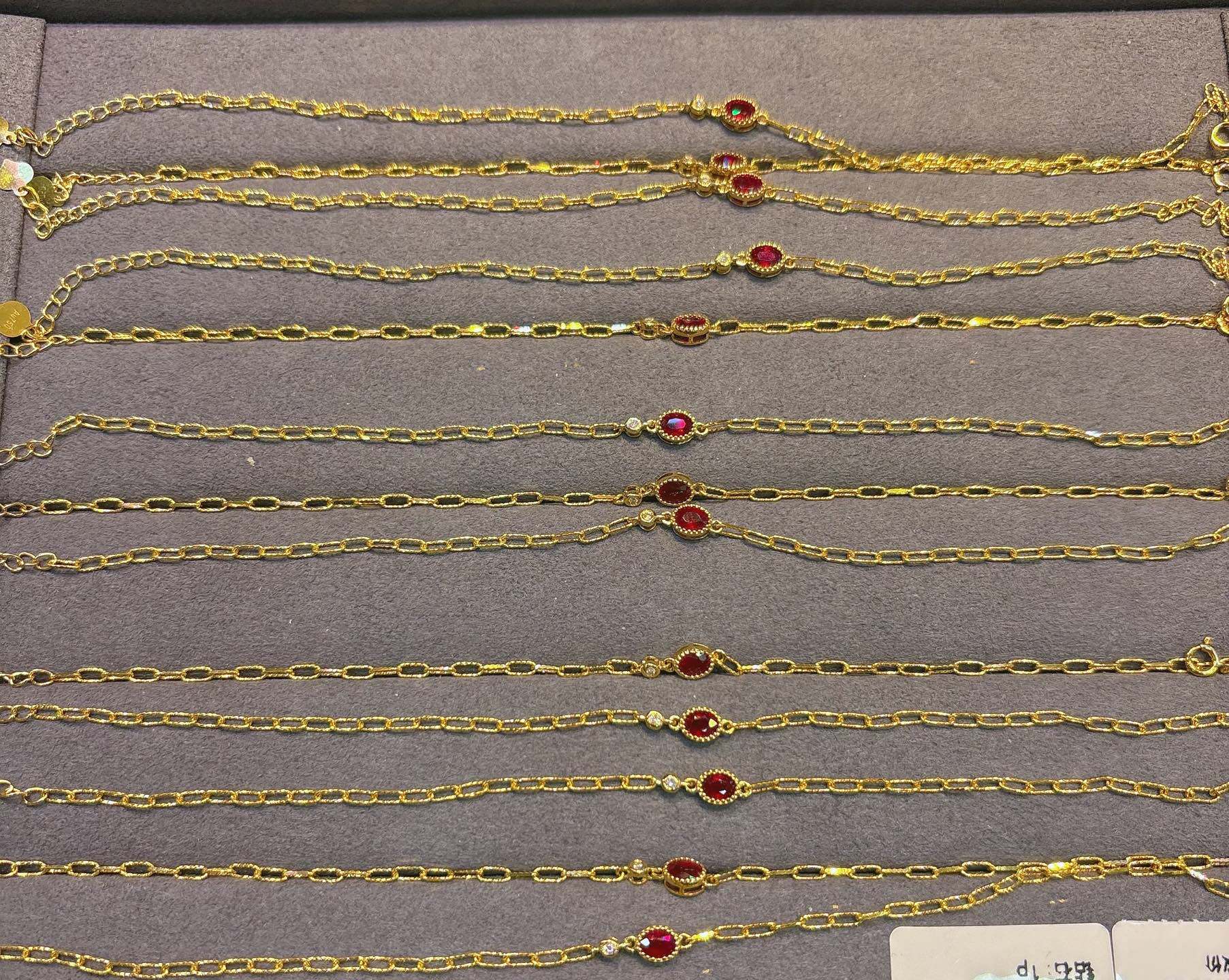 18K金天然红宝石钻石手链 石重21分，钻石1颗 总长19cm
