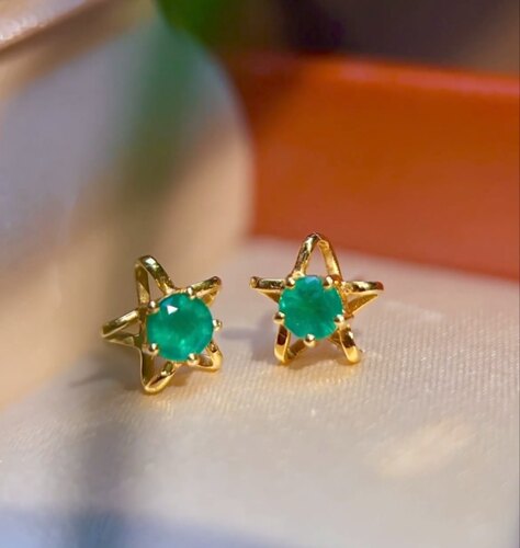 18k金镶嵌天然祖母绿耳钉，总重约: 0.93g，主石约: 0.55ct