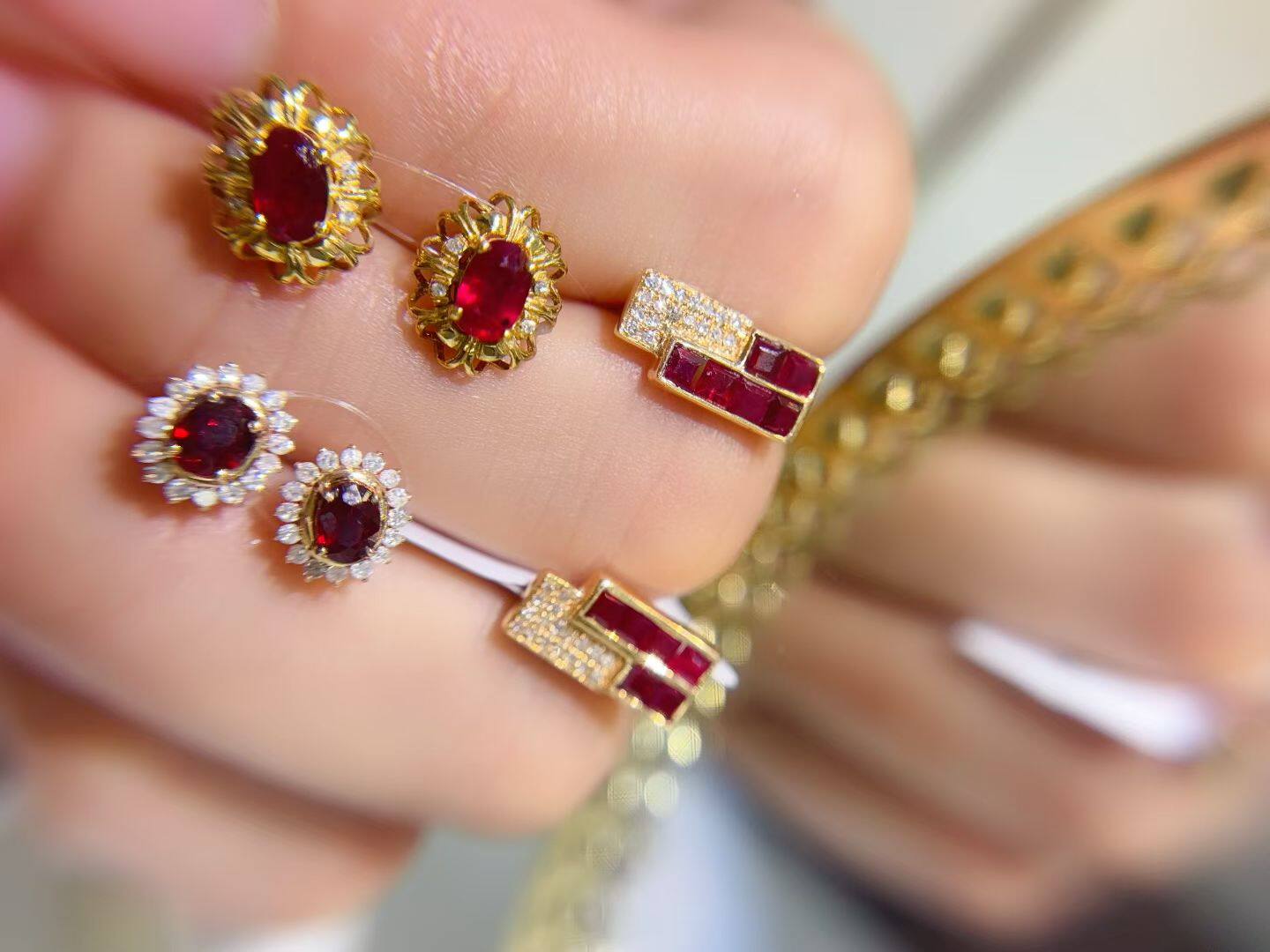 18k金镶天然钻石红宝石耳钉，附权威证书，支持复检