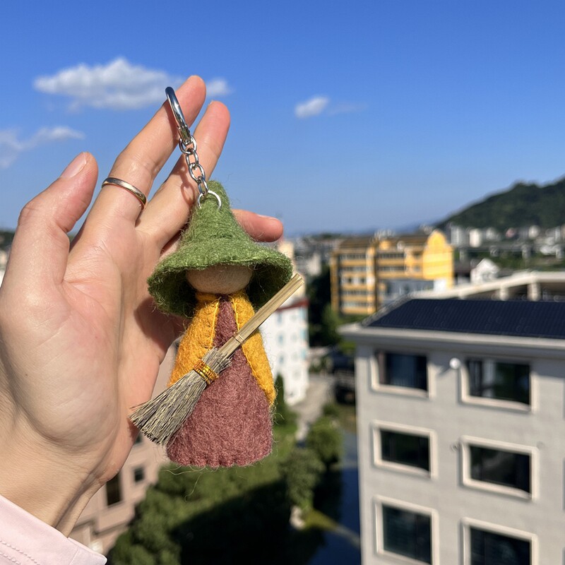 可爱扫把女巫钥匙扣包挂件羊毛毡