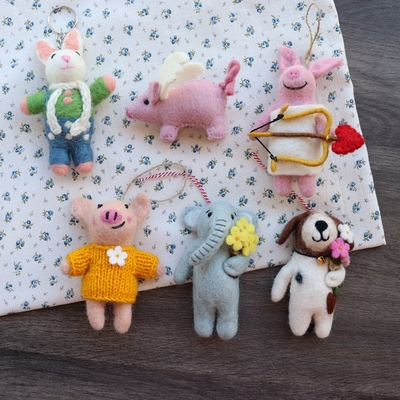 尼泊尔手工羊毛毡可爱小飞猪挂件精美小象小狗包挂饰钥匙扣礼物