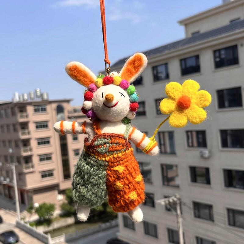 羊毛毡拿花小丑兔包挂饰汽车挂件