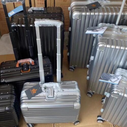 大容量旅行箱有PC+ABS全新万向轮