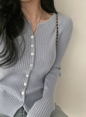 海盐芝士 圆领短款纽扣针织上衣 纯欲感蓝色柔软修身毛衣外套开衫