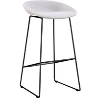 Светло -серое белье черные ноги сидят высотой 74 см высотой