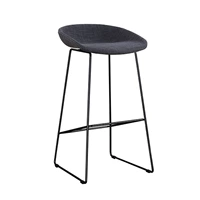 Темно -серое белье черные ноги сидят высотой 74 см высотой