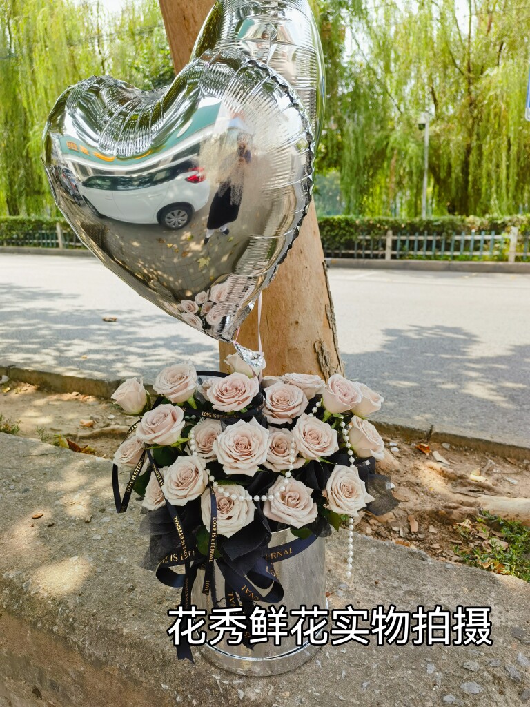 33朵曼塔玫瑰花空飘气球抱抱桶徐州鲜花生日纪念日鲜花礼物配送