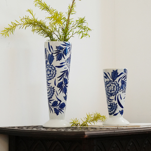 缠枝莲纹锥形青花瓷烛台满绘釉下彩居家装 饰摆件客厅玄关花瓶