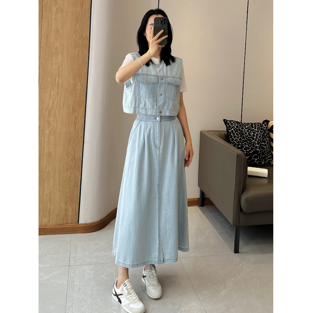 C4257 时尚巴黎的老店 超及清爽显年轻 浅蓝牛仔套装 小马夹+半裙