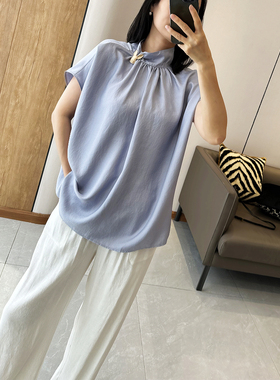 C4513 时尚巴黎的老店 优雅迷人气质 配胸针 蓝色立领褶皱衫 上衣