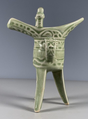 龙泉青瓷帝王杯酒杯三足酒樽浮雕爵杯