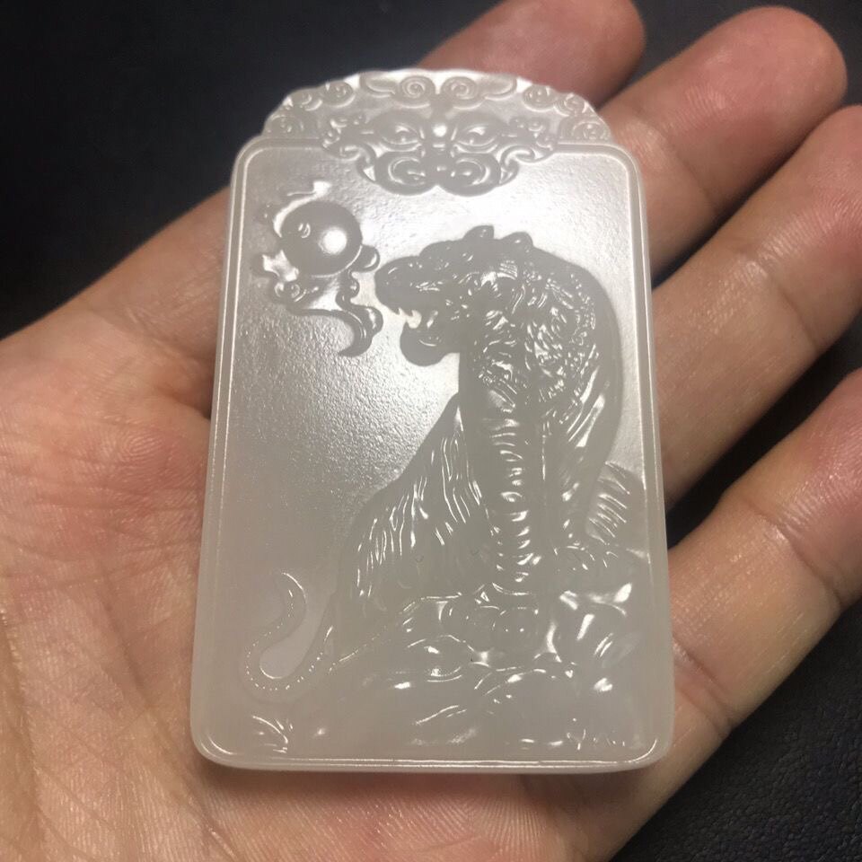 天然新疆和田玉双面雕工上山虎牌玉吊坠白玉山水牌男女款生肖玉石
