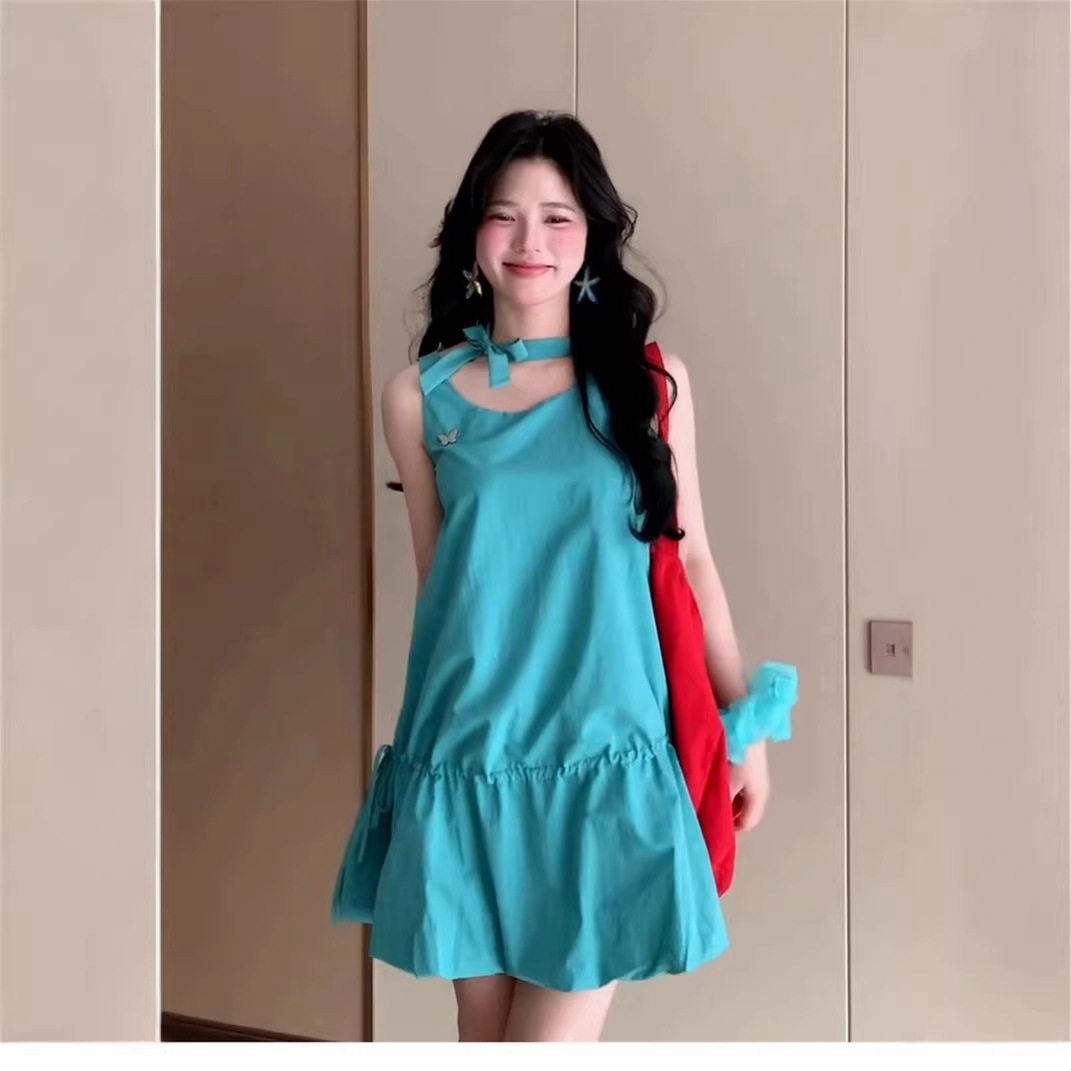 海边度假吊带背心连衣裙子女夏季2026新款小个子气质收腰花苞短裙