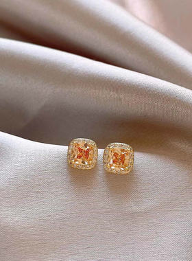 方糖水晶耳钉女2026新款爆款轻奢高级感气质大气耳环精致小巧耳饰