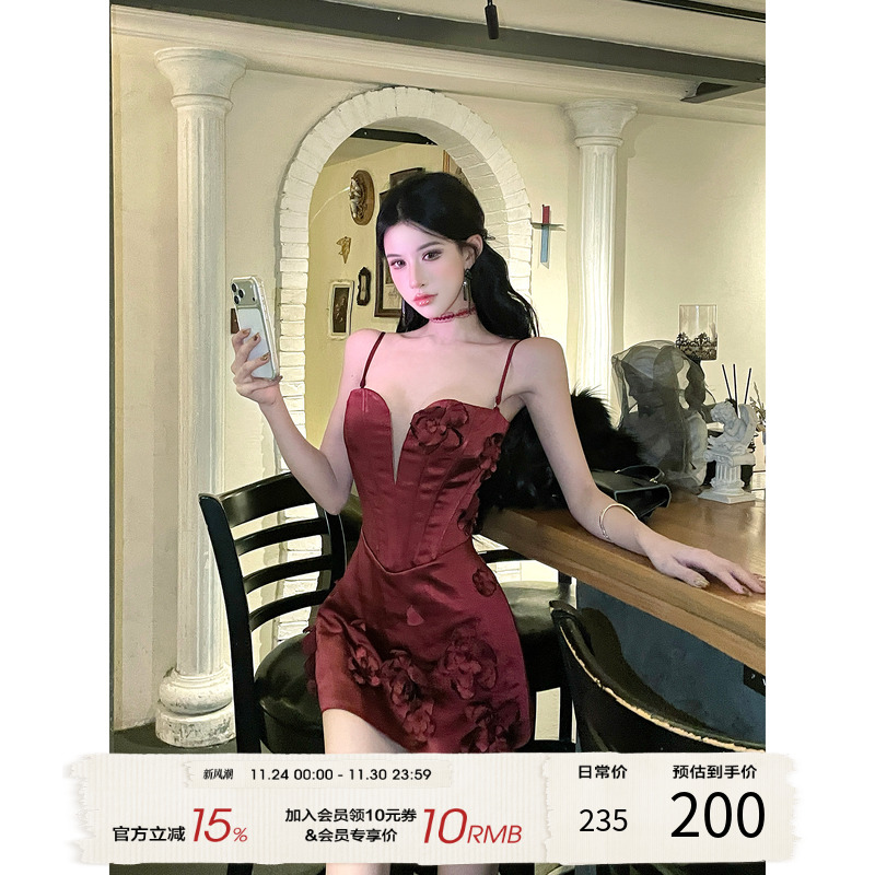 灰尘邓邓 圣诞穿搭吊带连衣裙女2025冬季新款性感鱼骨包臀裙裙子