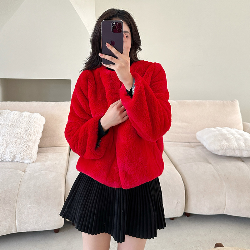 红色简约獭兔毛毛绒外套短款圆领仿皮草长袖柔软女外搭显腰身