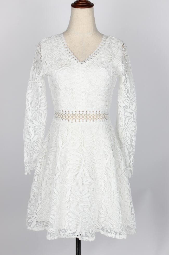 2024欧美时尚秋款长袖V领蕾丝连衣裙镂空刺绣白色蕾丝连衣裙