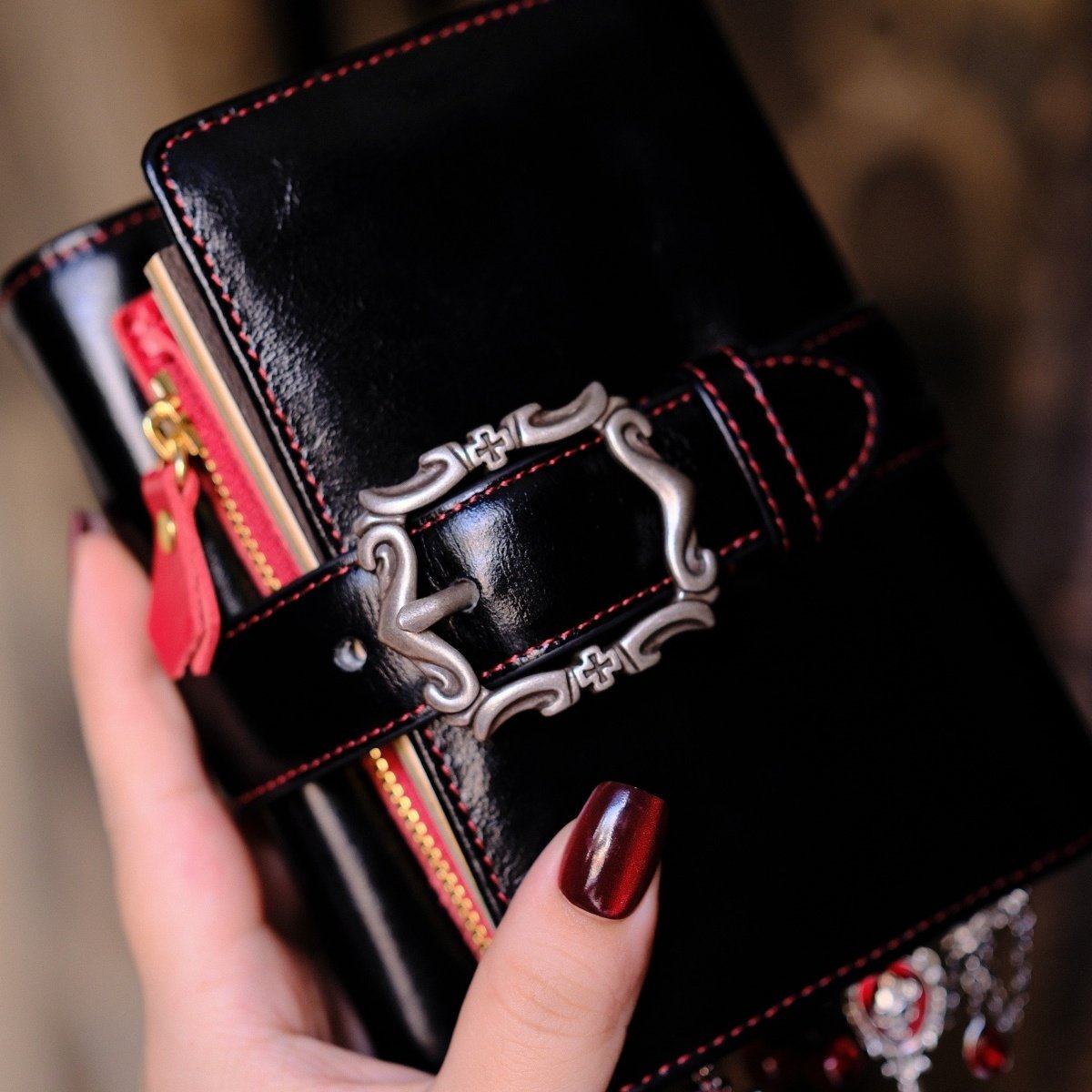 原创现货玛格丽特油蜡皮A7多功能活页TN哥特暗黑风手帐欧美风黑色