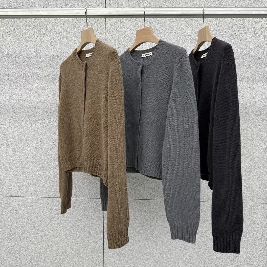 现 韩国东大门AT THE BAGEL 25秋季新款简约圆领按扣针织开衫