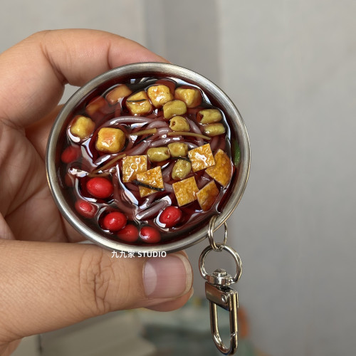 一盘仿真螺蛳粉挂件包饰