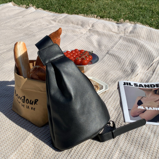 白口阳 帅气单肩包ins潮简约百搭水桶包斜跨胸包情侣 韩风设计师款