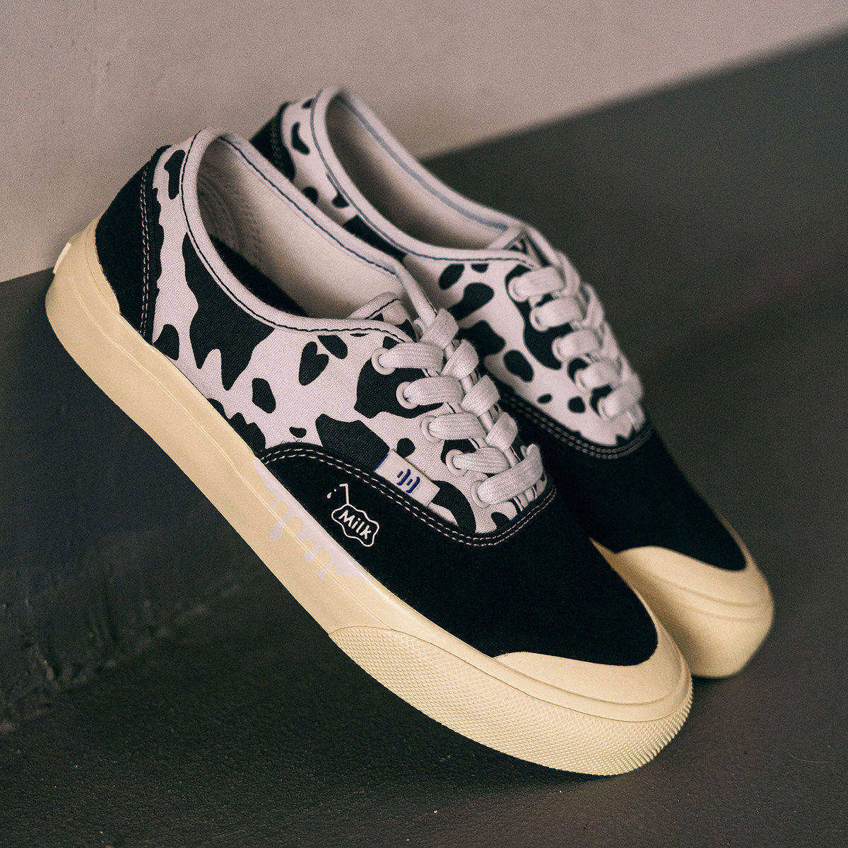 顽刻ollieskate黑白奶牛条纹印花翻毛皮帆布拼接男女休闲滑板鞋