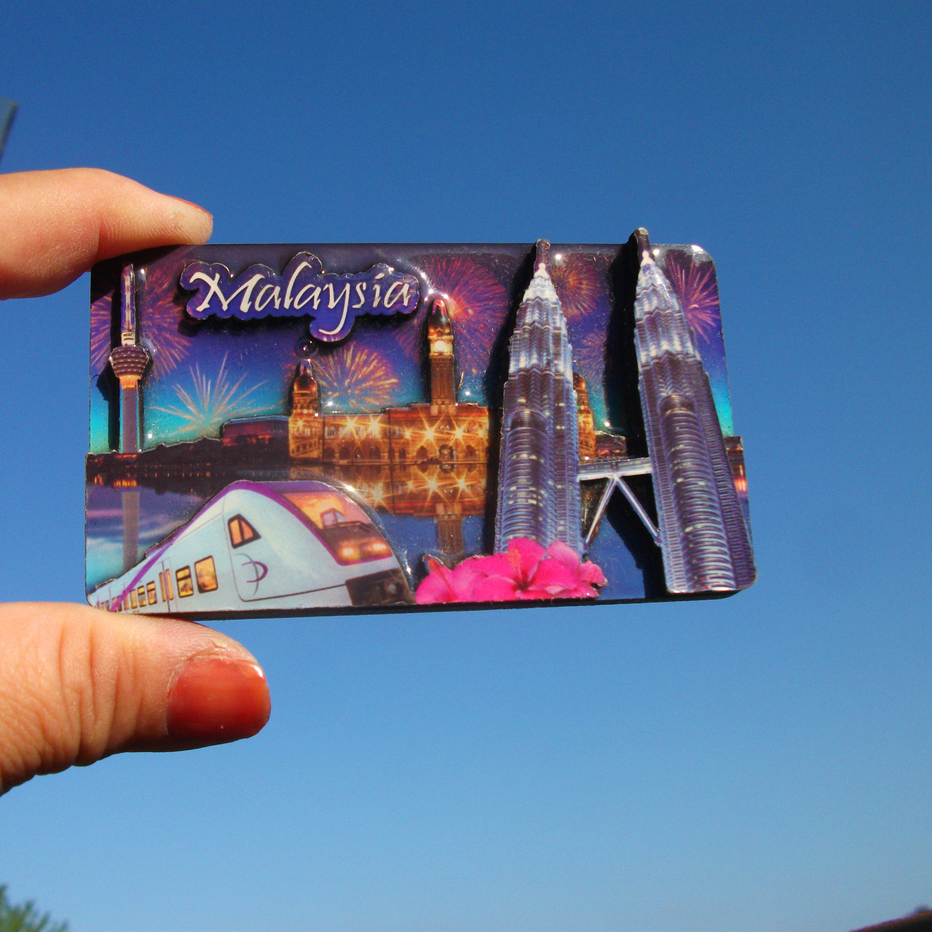 WORLD TRAVEL COMMEMORATIVE REFRIGERATOR MAGNET MALAYSIA KUALA LUMPUR PETRONAS TWIN TOWERS WOODEN DOUBLE DECKER SOUVENIR GIFT