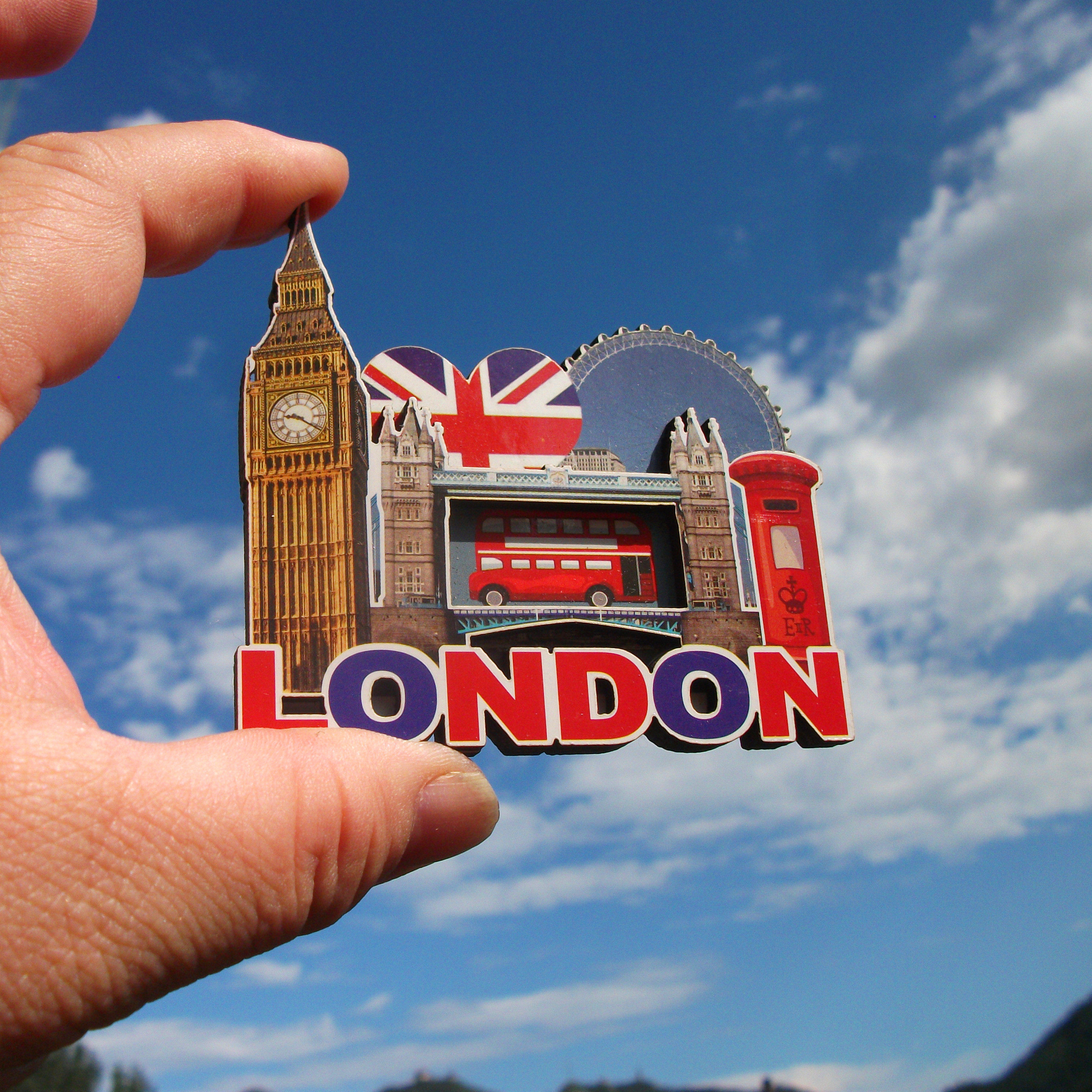 WORLD TRAVEL COMMEMORATIVE FRIDGE MAGNET LONDON UNITED KINGDOM BIG BEN RED PHONE BOOTH LONDON BRIDGE WOODEN
