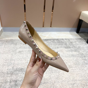 欧洲站2026新款网红百搭漆皮浅口尖头铆钉平底鞋裸灰色低跟单鞋女