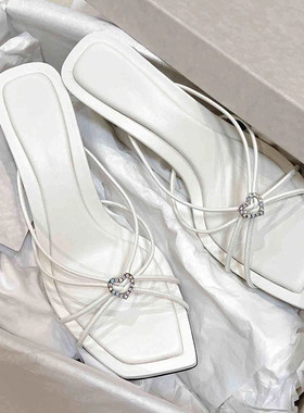 心形水晶饰糖粉色凉拖2026夏新款法式名媛方头露趾细跟细带高跟鞋